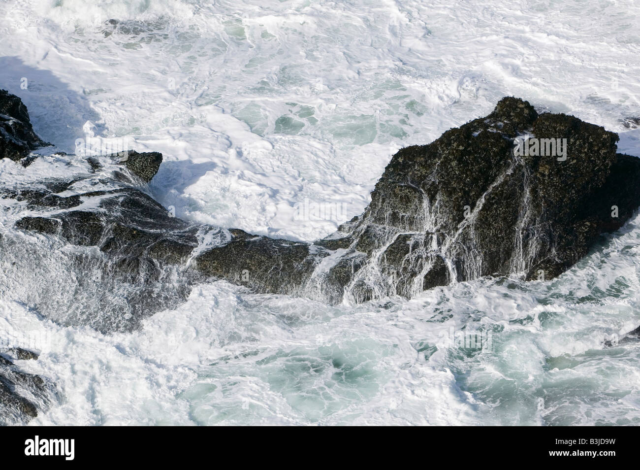 Wellen aus Stepper Point in der Nähe von Padstow auf die Cornish Küste UK Stockfoto