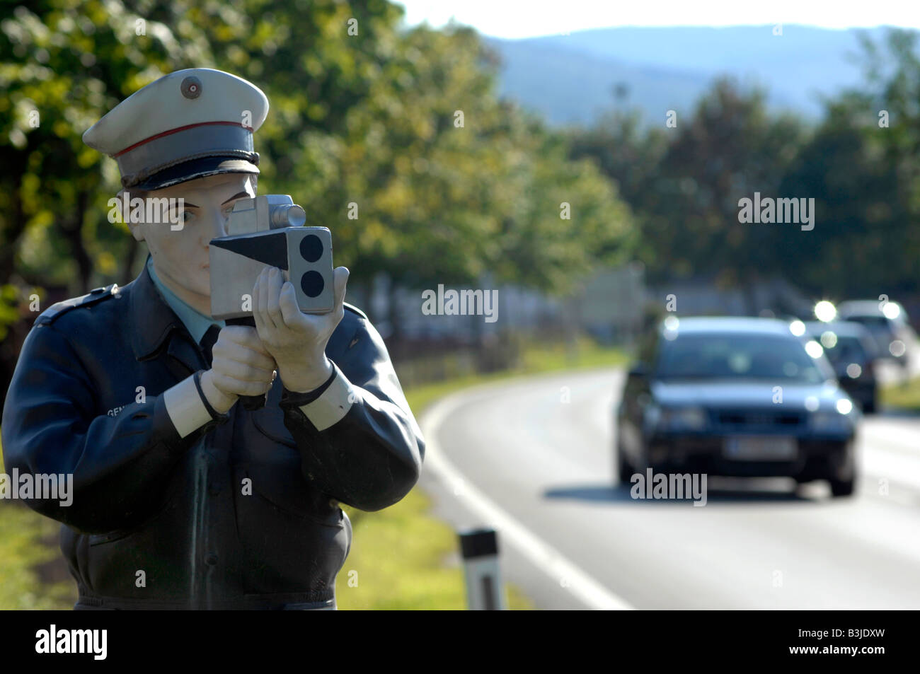 Dummy-Polizist vorgibt, Blitzer in der Nähe von Mattesburg Burgenland Österreich August 2008 verwenden Stockfoto