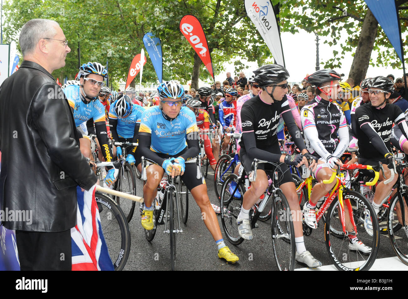 Fahrer bei der Tour of Britain warten darauf, das Rennen zu starten Stockfoto