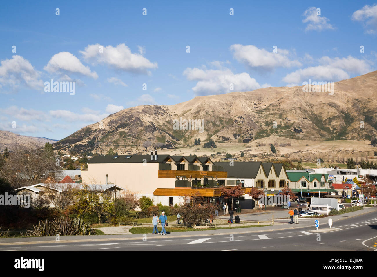 Wanaka Otago Südinsel Neuseeland kann Blick entlang der Hauptstraße der Stadt am See Resort mit südlichen Berge im Hintergrund Stockfoto