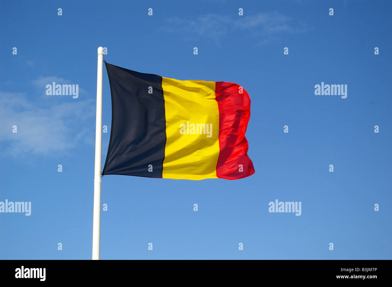 Belgischen Fähnchen im Wind am Fahnenmast Stockfoto