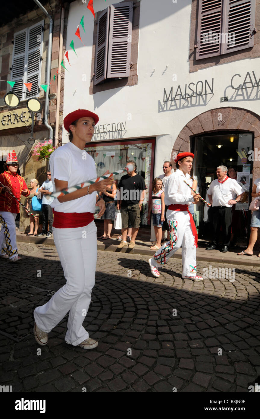 Lokalen Basken marschieren durch ihre Stadt in traditionellen baskischen Kleid; in St. Jean Pied de Port zahlt Basken, Frankreich. Stockfoto