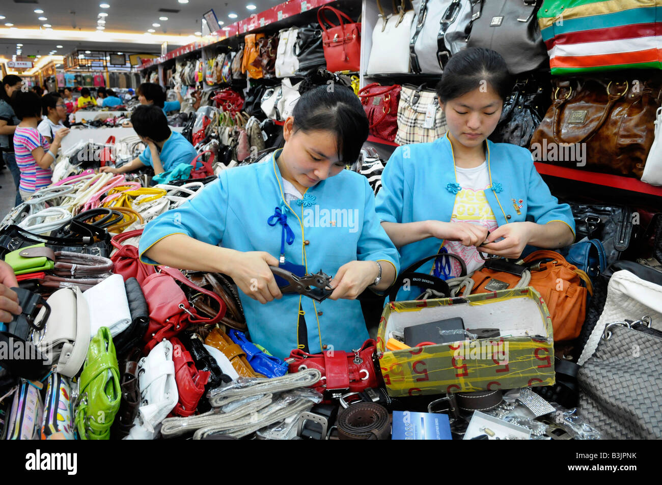 Verkäuferinnen an der Hong Qiao Perlenmarkt in Peking, China. Stockfoto