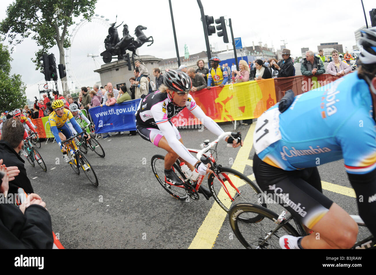 Fahrer bei der Tour of Britain Radrennen fahren Sie vorbei das London Eye auf Stufe 1 in London Stockfoto