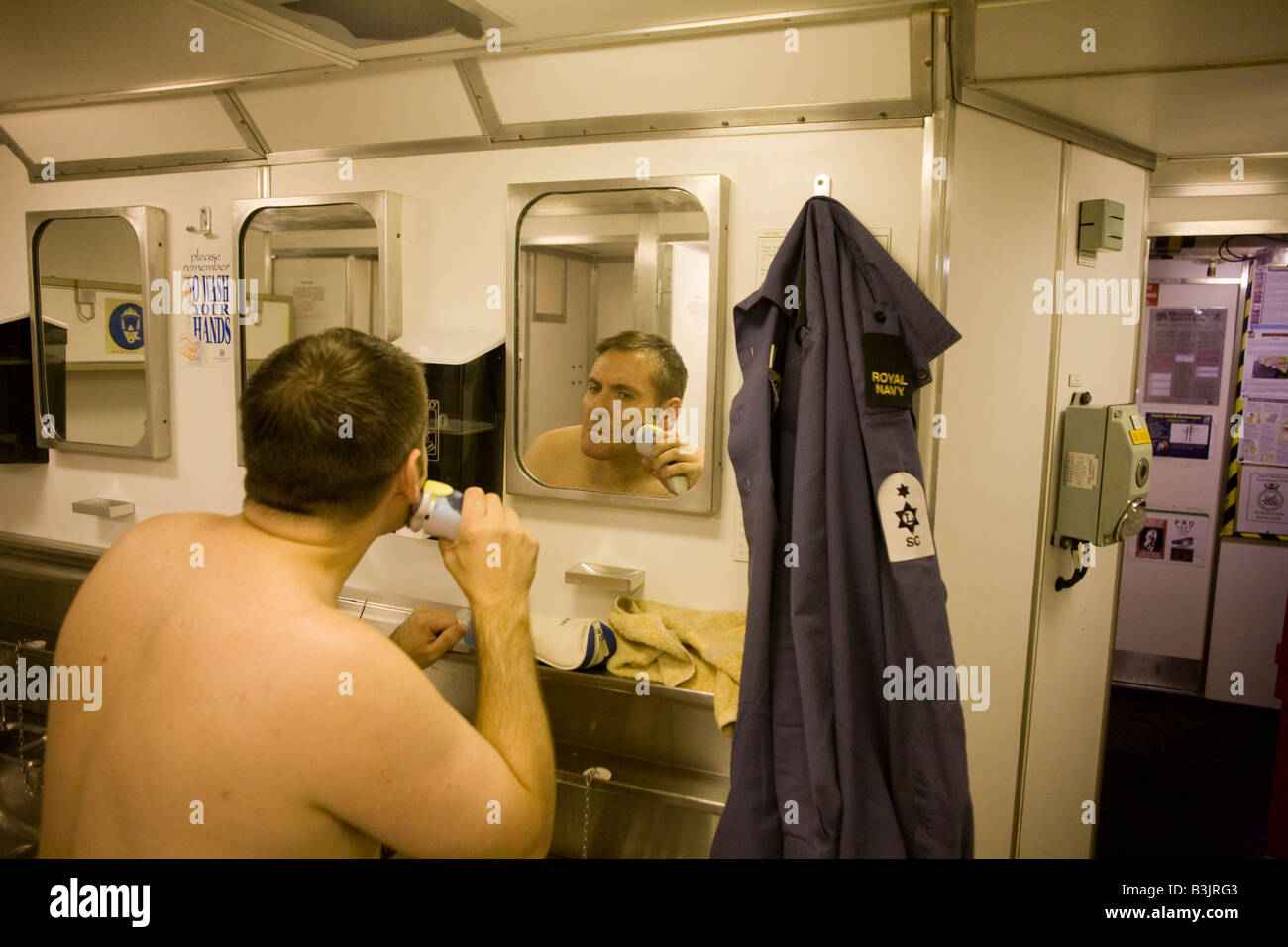 Nichtbehinderte Seemann rasiert in seinem Rating-Junior Kopf (Toiletten) an Bord der HMS Vigilant, einer britischen Avantgarde Klasse Atom-u-Boot Stockfoto