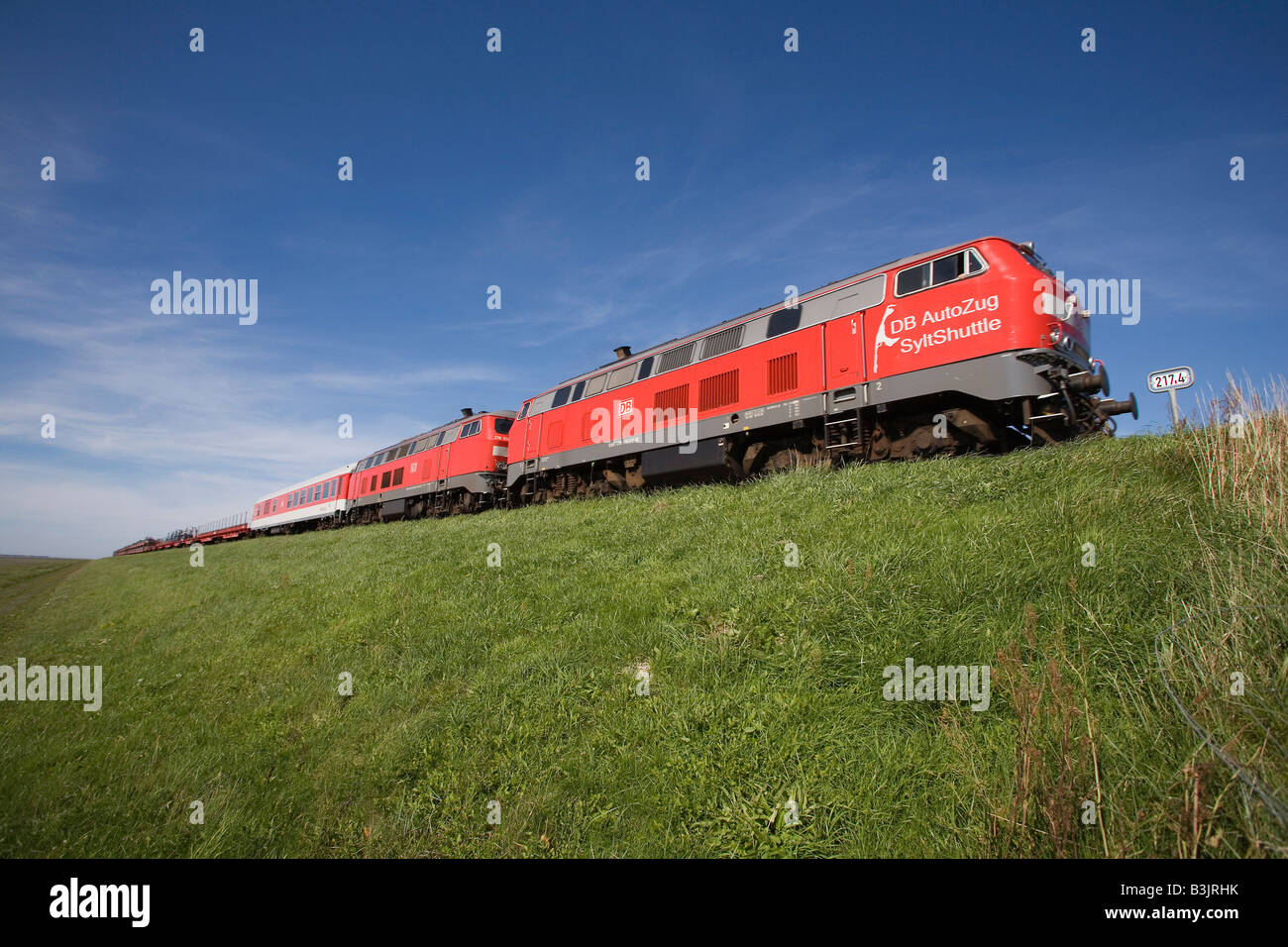 Autozug der Deutschen Bahn AG über den Hindenburgdamm die Insel Sylt mit dem Festland verbindet Stockfoto