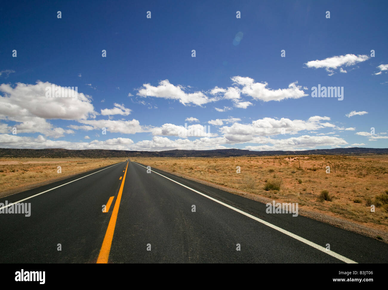 Öffnen Sie Straße in der Wüste Stockfoto