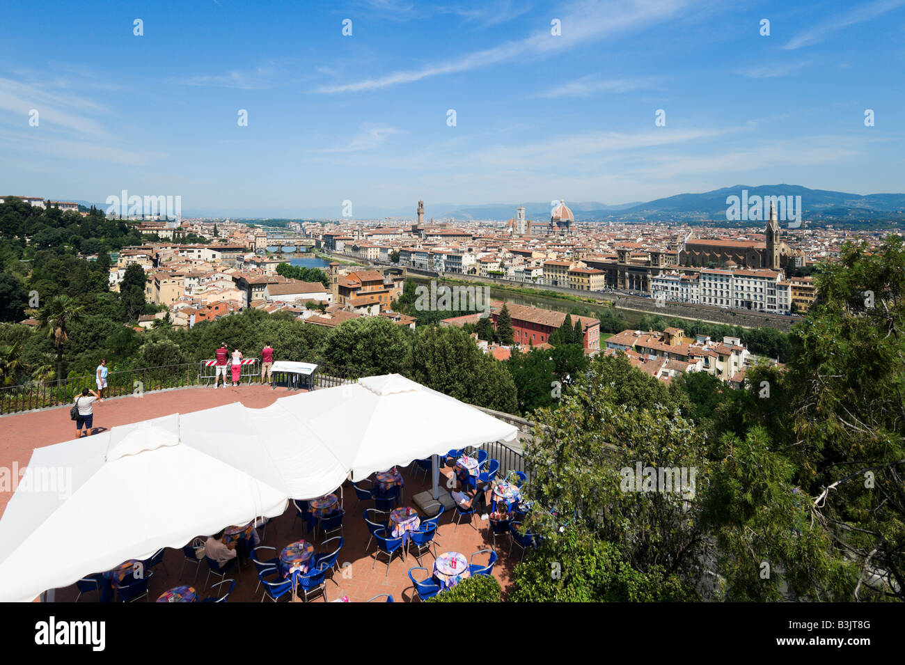 Blick über die Dächer von Piazzale Michelangelo mit Café im Vordergrund, Florenz, Toskana, Italien Stockfoto