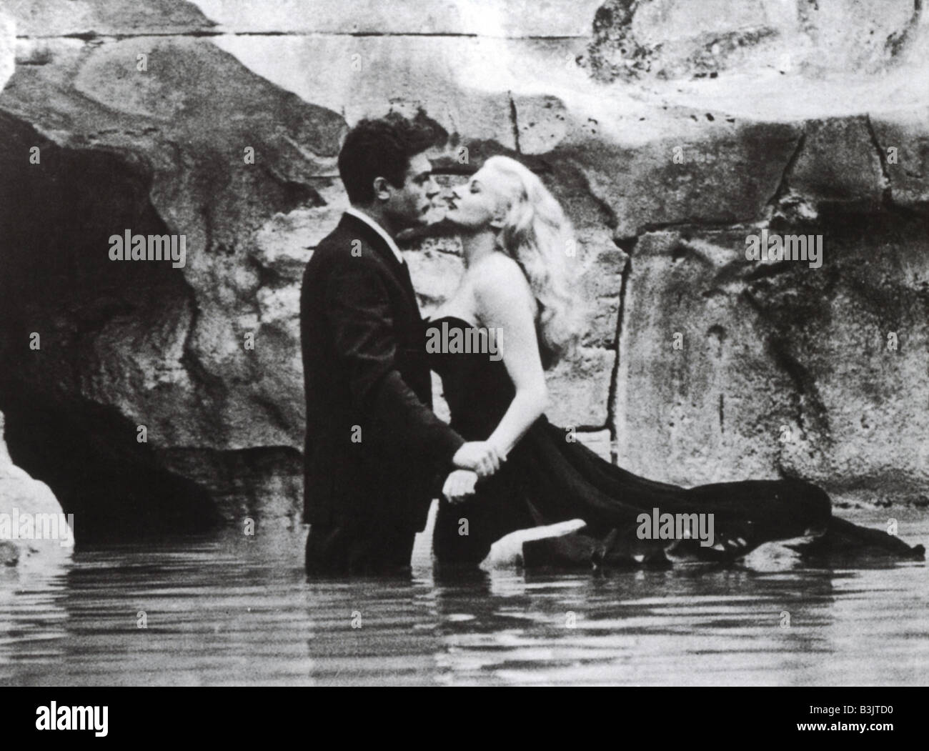 LA DOLCE VITA 1960 Riama Film mit Anita Ekberg und Marcello Mastroianni Stockfoto