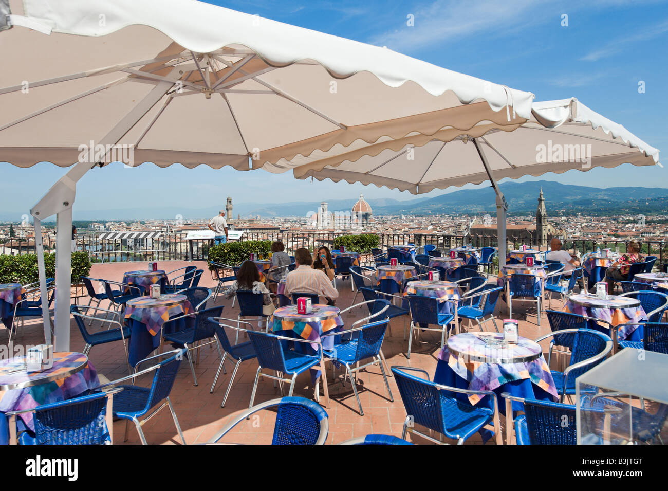 Blick über die Stadt von einem Café unterhalb der Piazzale Michelangelo, Florenz, Toskana, Italien Stockfoto