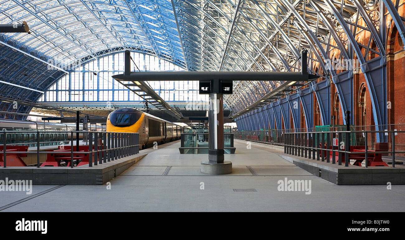 Euro star Zug warten am Bahnsteig im Bahnhof St Pancras, London. Stockfoto