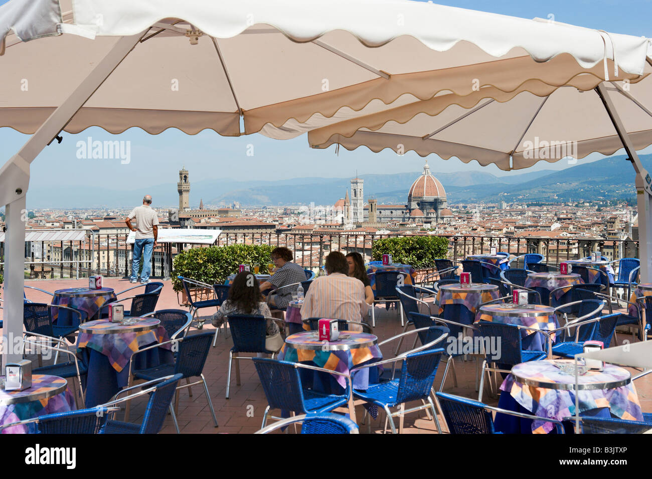 Blick über die Stadt von einem Café unterhalb der Piazzale Michelangelo, Florenz, Toskana, Italien Stockfoto