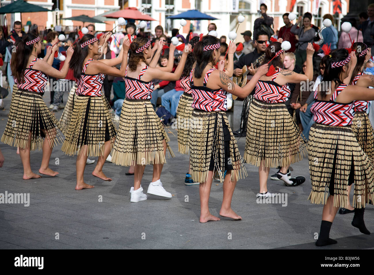 Maori-Frauen treten auf dem Cathedral Square, Christchurch, Südinsel, Neuseeland auf Stockfoto
