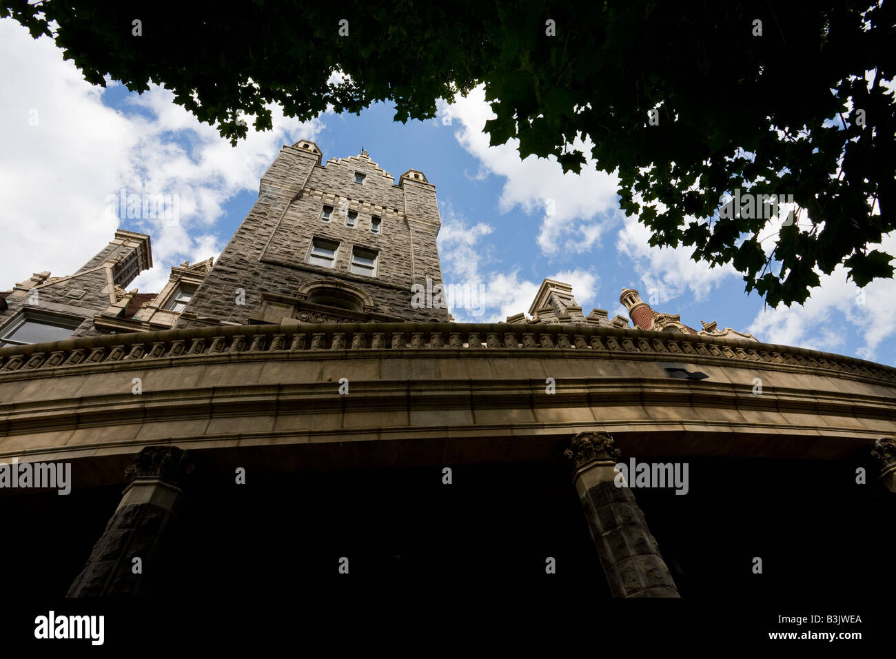 Boldt Castle Eingang: Einen dramatischen Blick auf die umliegenden Veranda und Turm das Wahrzeichen der tausend Inseln Stockfoto
