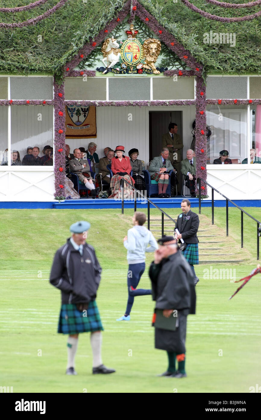 Die Königin, Prinz Philip und Prinz Charles sitzen in den Royal Pavillion beim Braemar Gathering in Aberdeenshire, Schottland Stockfoto