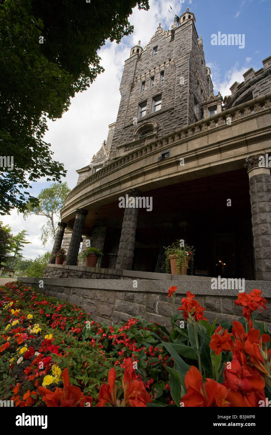 Boldt Castle Veranda und Turm: ein Blumengarten begibt sich dieser dramatischen Blick auf die umliegenden Veranda und Turm das Wahrzeichen Stockfoto