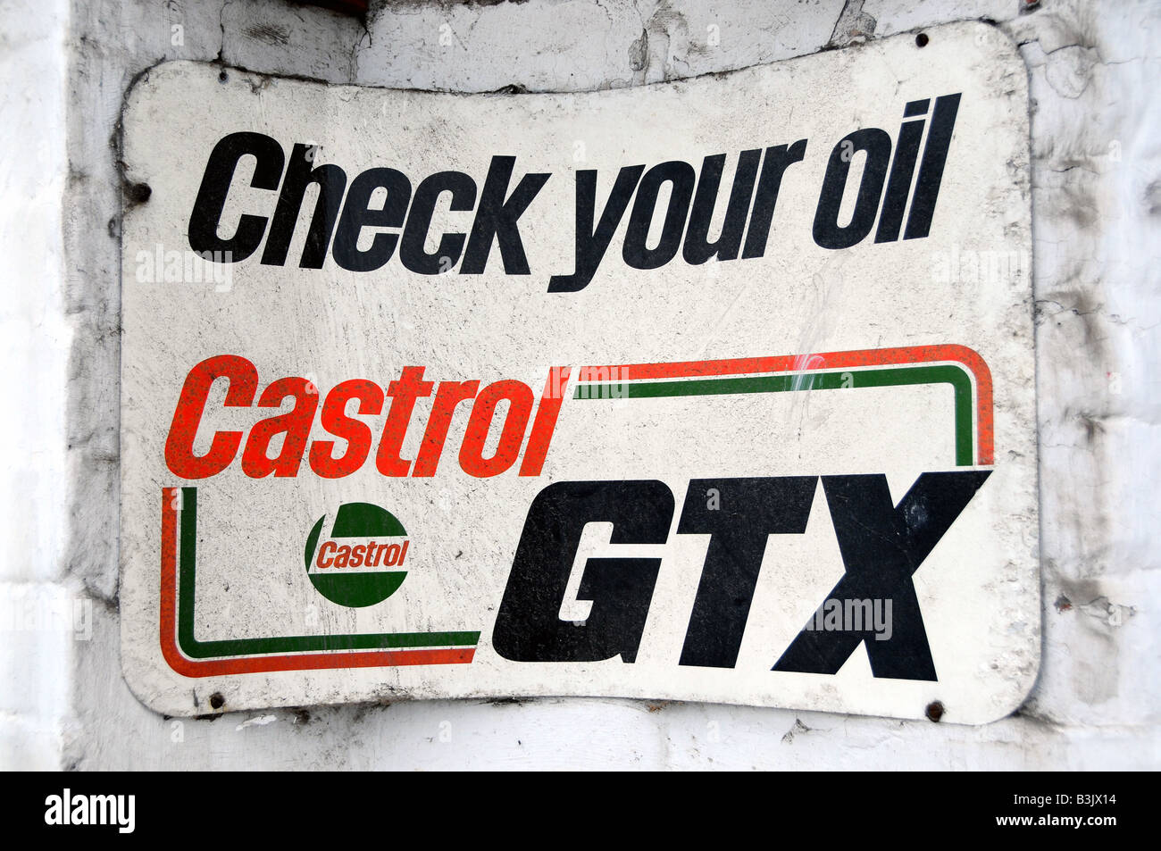 Zeichen für Castrol GTX Öl in einer Garage, UK Stockfoto
