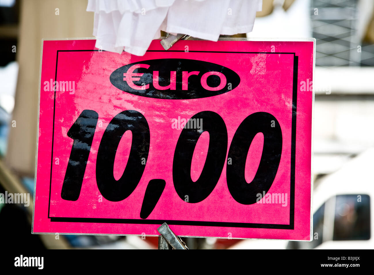 Ein Schild mit 10 Euro Stockfoto
