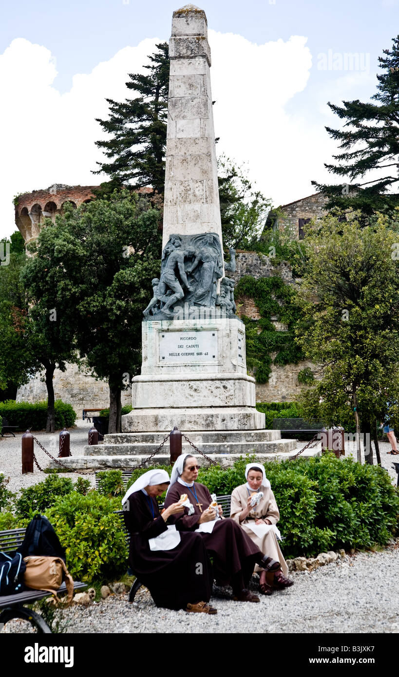 Nonnen beim Mittagessen in einem Park außerhalb San gimignano Stockfoto
