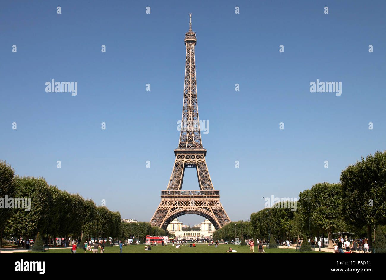 Der Eiffelturm von Parc du Champs de Mars in Paris gesehen Stockfoto