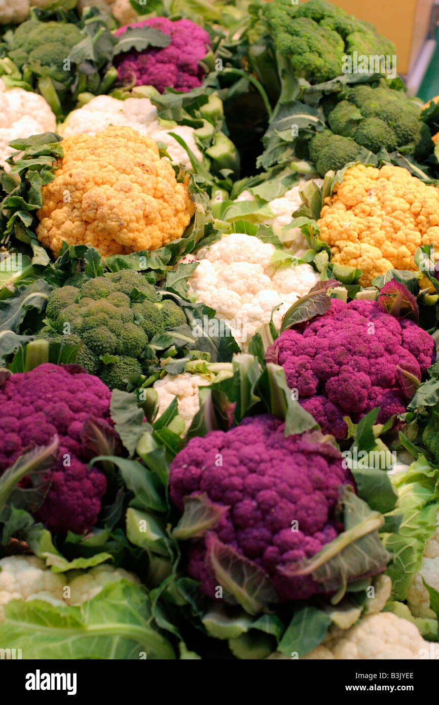 CAULIFOWERS AM MARKT GEMÜSE STALL LOCHES INDRE ET LOIRE FRANKREICH Stockfoto