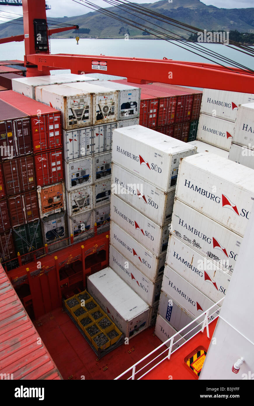 Container-Stacks auf ein Container-Schiff außerhalb des Hafens. Stockfoto