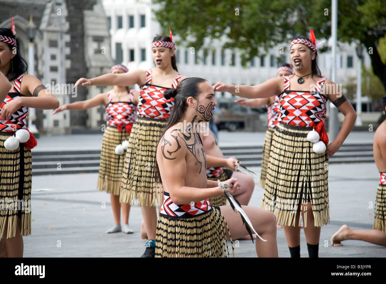 Neuseeländische Maori-Tänzer in traditioneller Maori-Kleidung führen Tanzroutinen auf dem Cathedral Square, Christchurch, Neuseeland auf Stockfoto