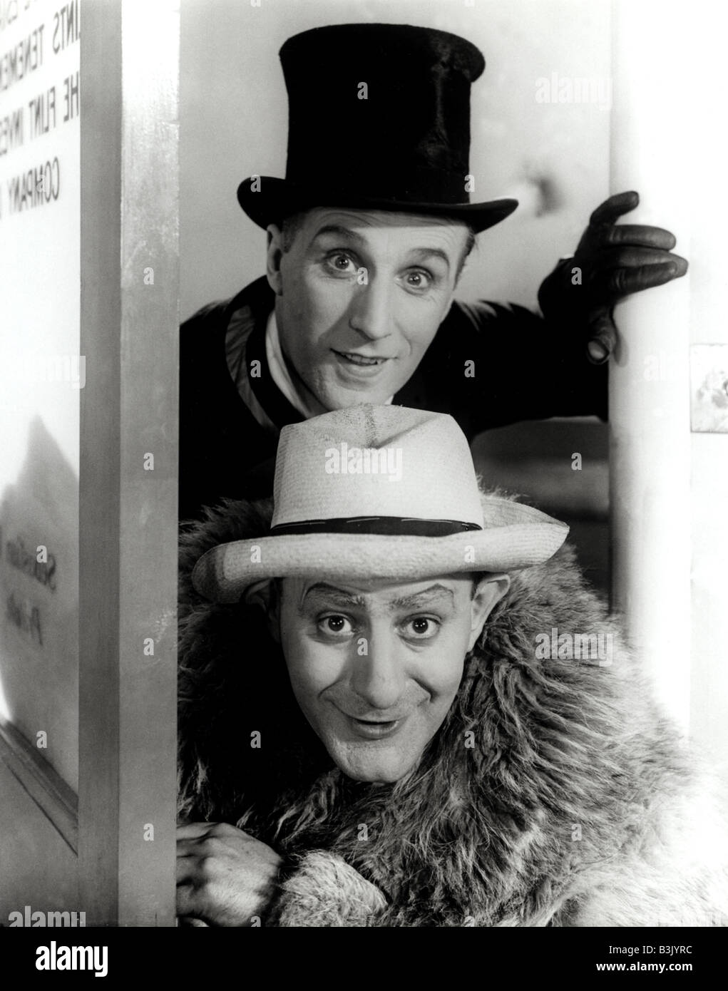 FLANAGAN und ALLEN - Bud Flanagan unten und Chesney Allen waren populäre Musikhalle Entertainer in den 1940er Jahren Britian Stockfoto