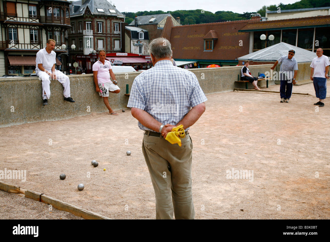 Juli 2008 - Menschen spielen Boule in Etretat Normandie Frankreich Stockfoto