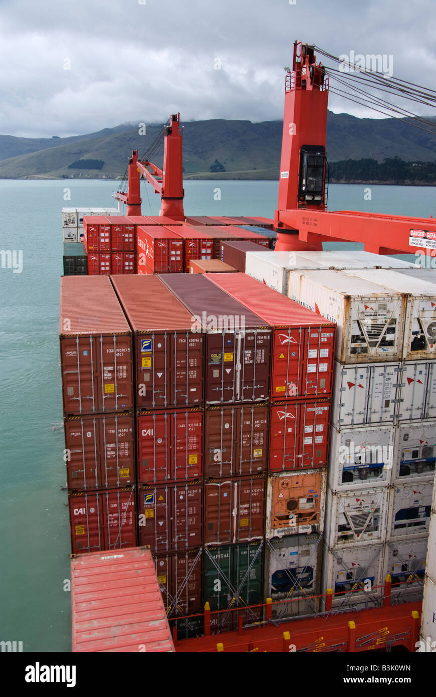 Container-Stacks auf ein Container-Schiff außerhalb des Hafens. Stockfoto