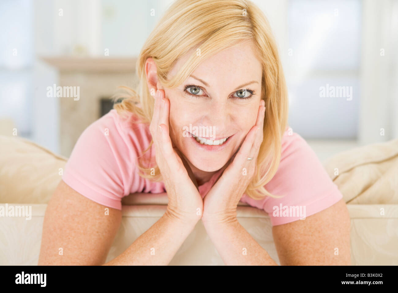 Frau im Wohnzimmer lächelnd Stockfoto