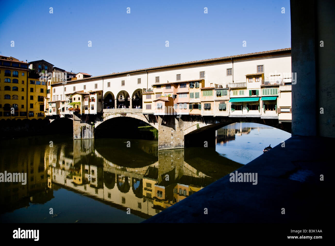 Die Ponte Vecchio die alte Brücke, eine Einkaufsstraße in der Arno-Fiume ist Stockfoto