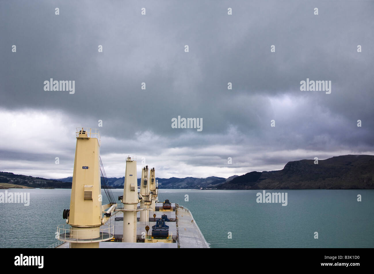 Blick von der Brücke eines Frachters Masse wie es Hafen einläuft. Stockfoto