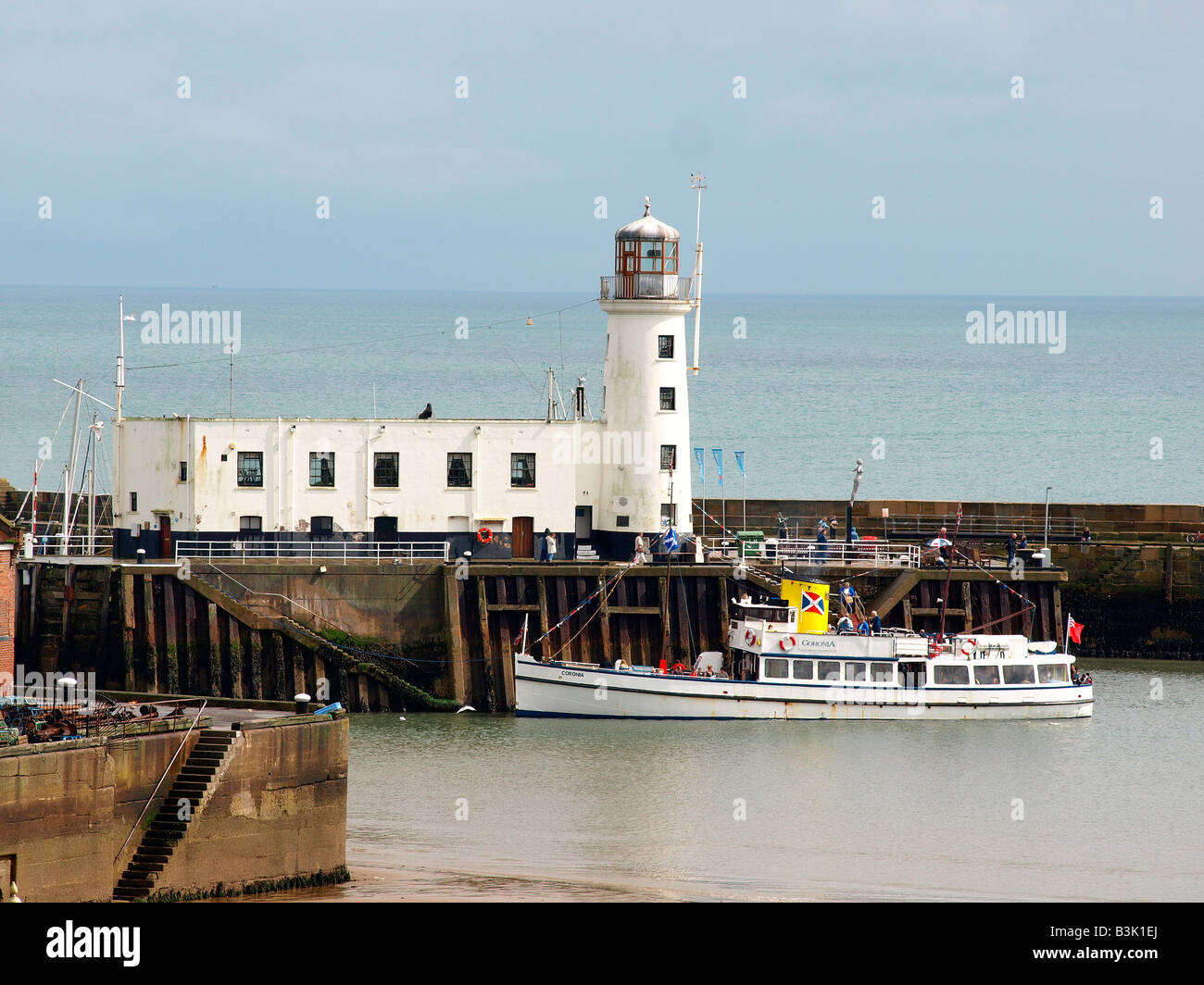 Freude Boot Meer Ausflügler einsteigen in das "carona'pleasure Boot an der Hafeneinfahrt bei Scarborough, North Yorkshire, England, uk. Stockfoto Freude Boot Meer Ausflügler einsteigen in das "carona'pleasure Boot an der Hafeneinfahrt bei Scarborough, North Yorkshire, England, uk. Stockfoto