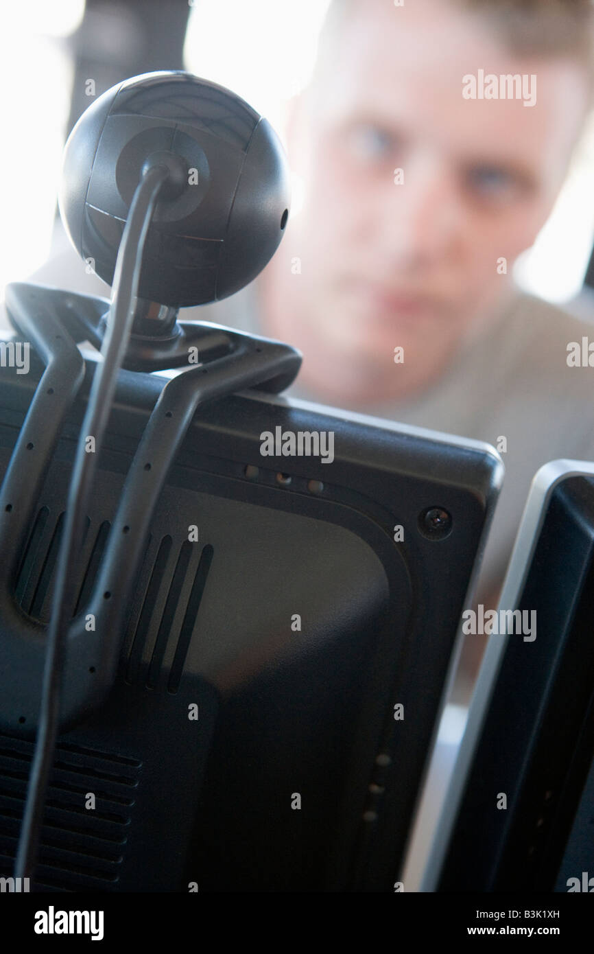 Schuss von einem Mann hinter einem Computer und Web-Kamera Stockfoto