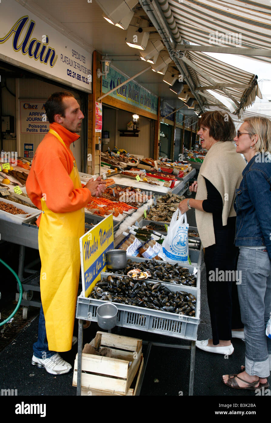 Juli 2008 - Meeresfrüchte-Markt durch den Fischereihafen in Trouville Normandie Frankreich Stockfoto