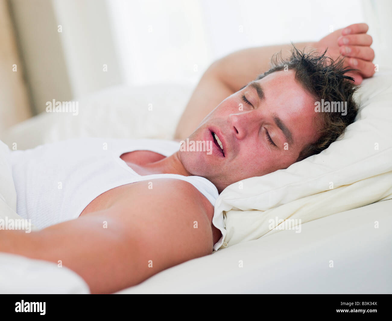 Mann liegend im Bett zu schlafen Stockfoto