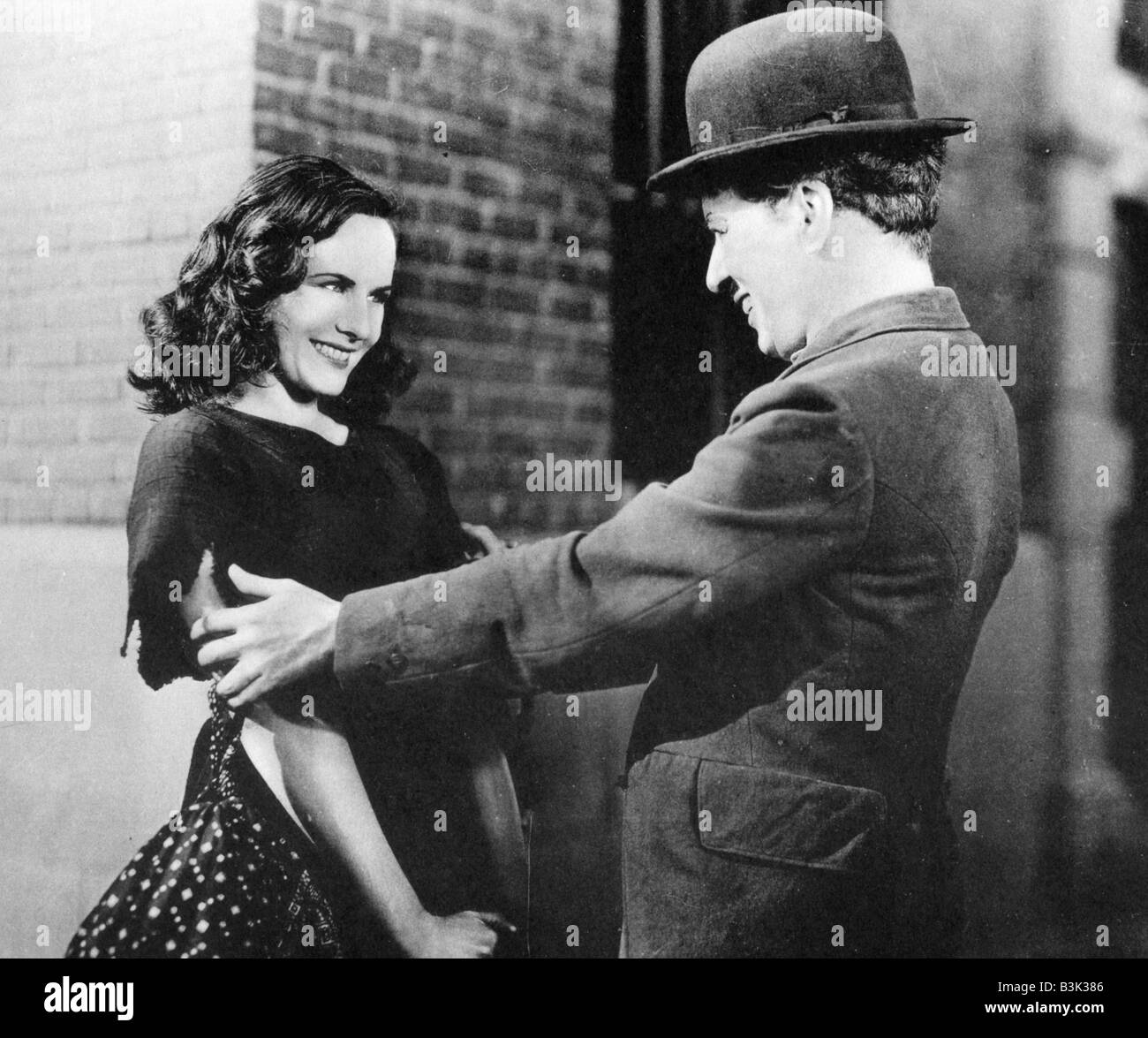 MODERN TIMES 1936 Film mit Charles Chaplin und Paulette Goddard Stockfoto