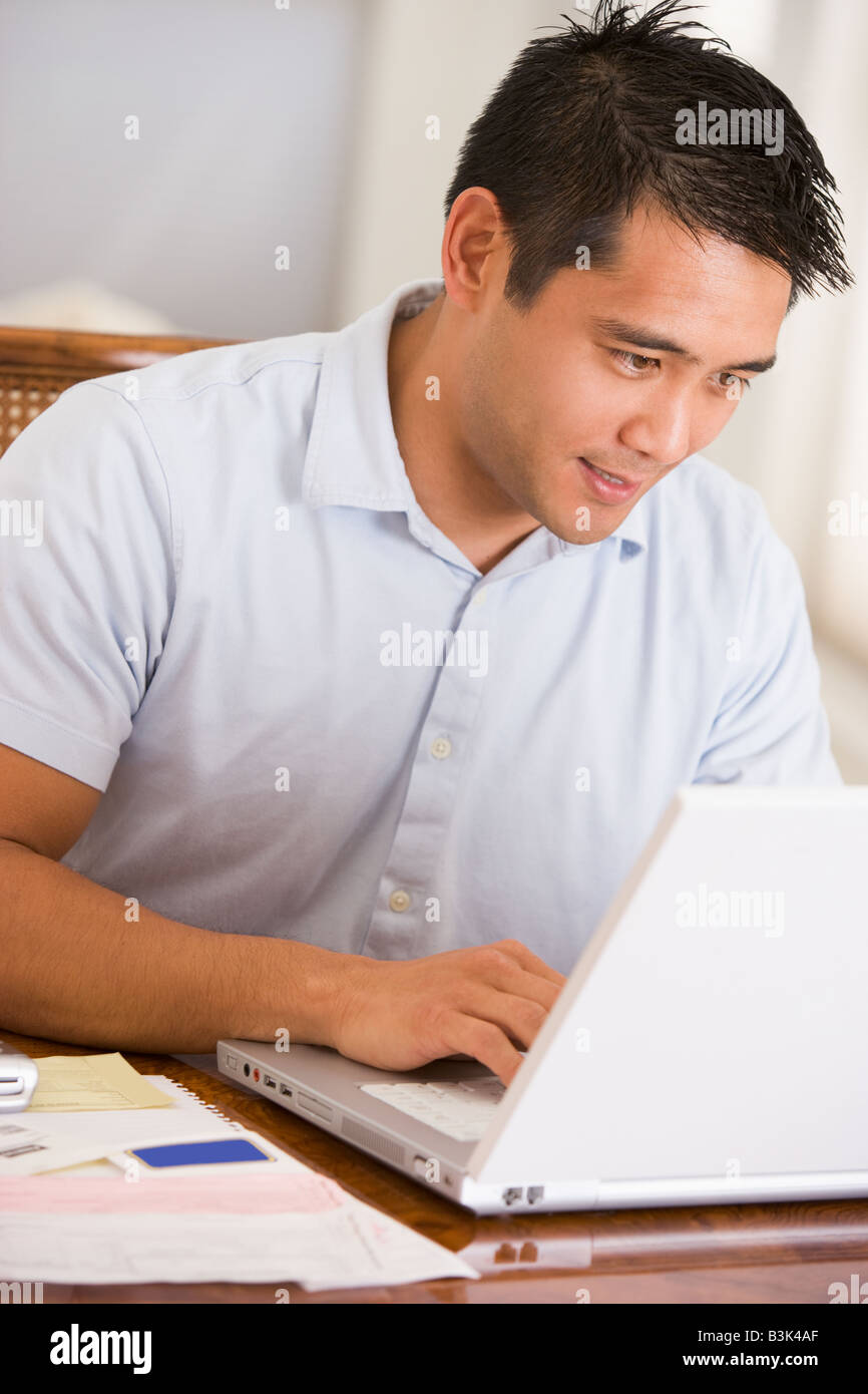 Mann im Speisesaal mit laptop Stockfoto