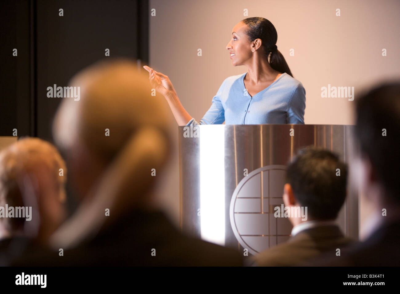 Redner Am Podium Stockfotos und -bilder Kaufen - Alamy