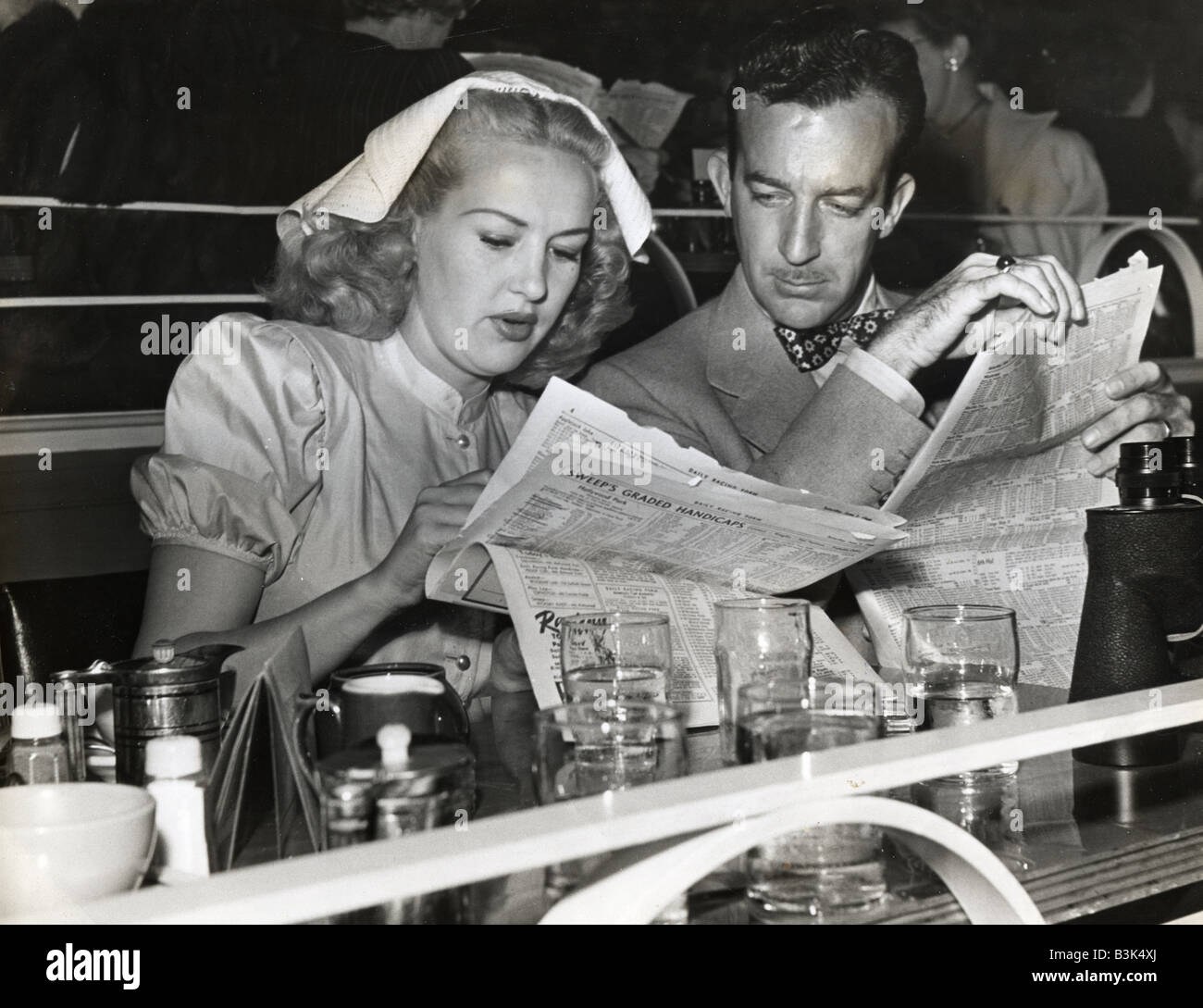 BETTY GRABLE U.S. Filmschauspielerin und Bandleader Ehemann Harry James auf Del Mar Pferderennen verfolgen im Juni 1942 Stockfoto