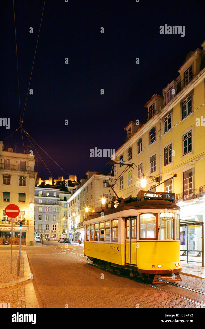 Straßenbahnlinie 15 in der Nacht in Praca da Figueira, Lissabon, Portugal. Stockfoto