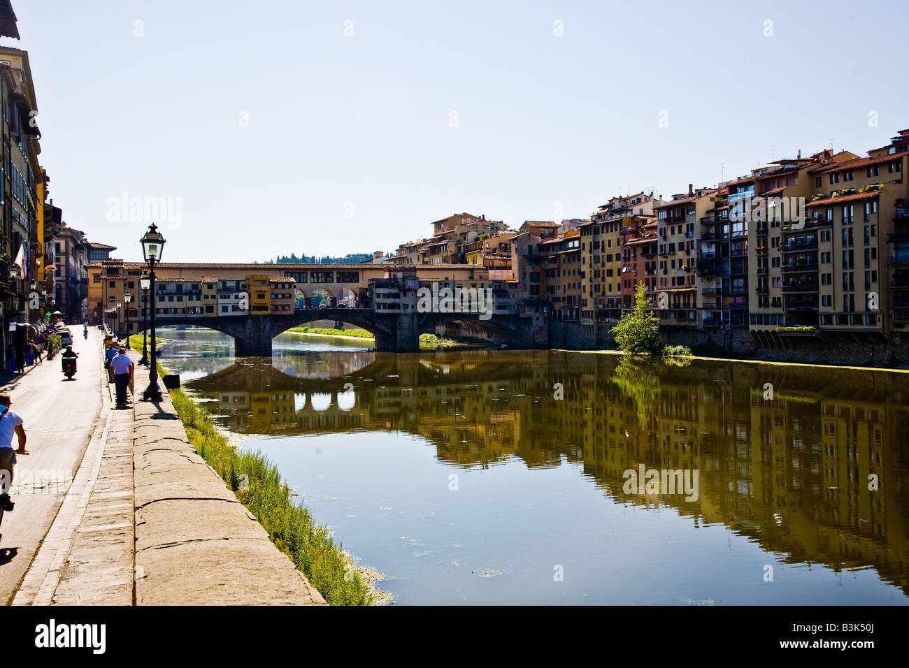 Die Ponte Vecchio die alte Brücke, eine Einkaufsstraße in der Arno-Fiume ist Stockfoto