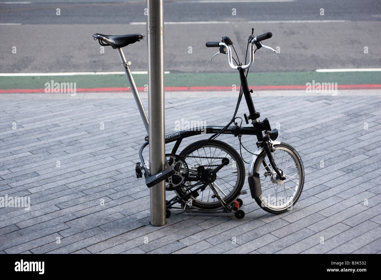 Faltbares Fahrrad gesperrt, Lampost London Stockfoto