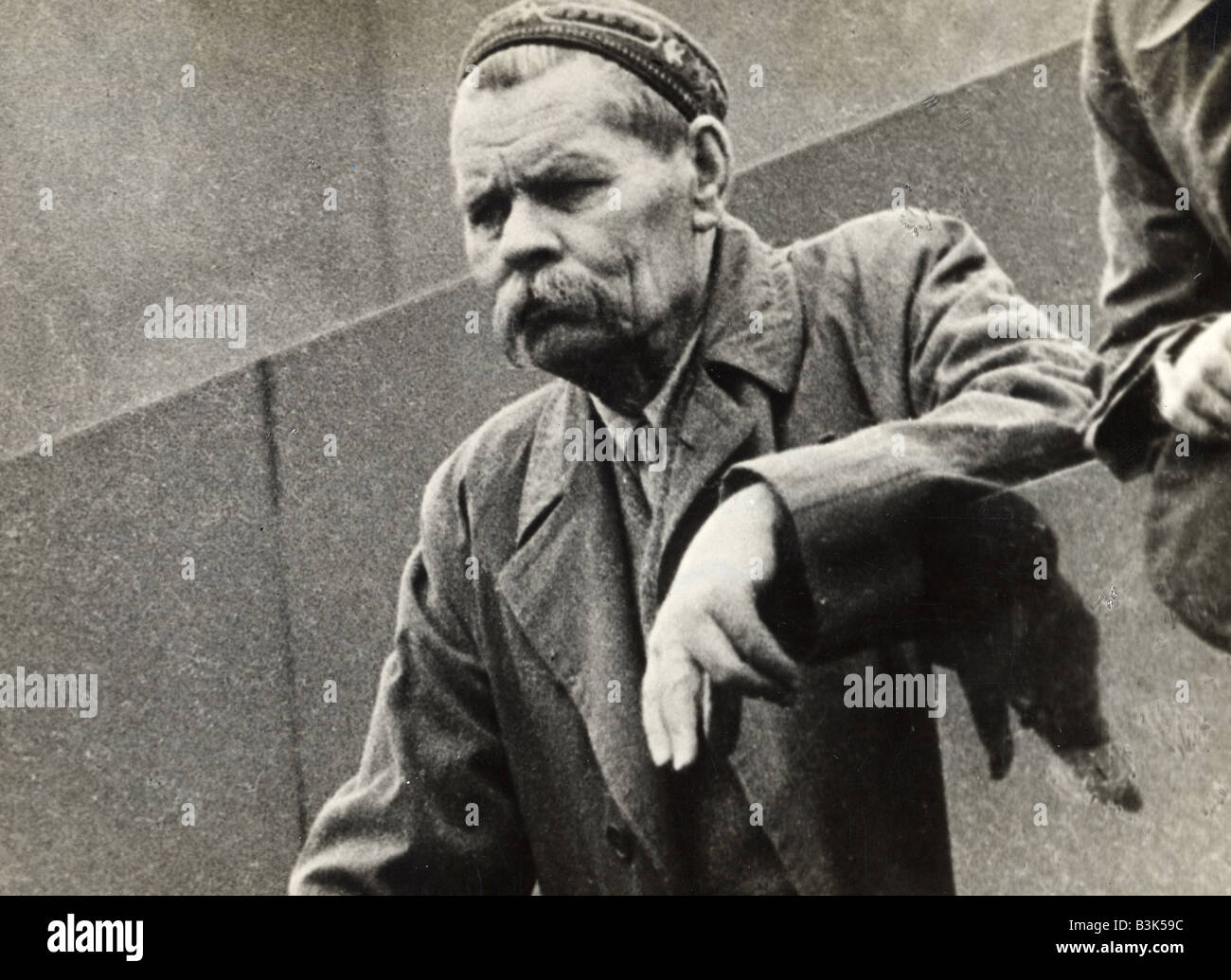 MAXIM Gorki russischer Autor 1868 bis 1936 gesehen hier 1932 auf dem Podium auf dem Roten Platz, Moskau Stockfoto MAXIM Gorki russischer Autor 1868 bis 1936 gesehen hier 1932 auf dem Podium auf dem Roten Platz, Moskau Stockfoto