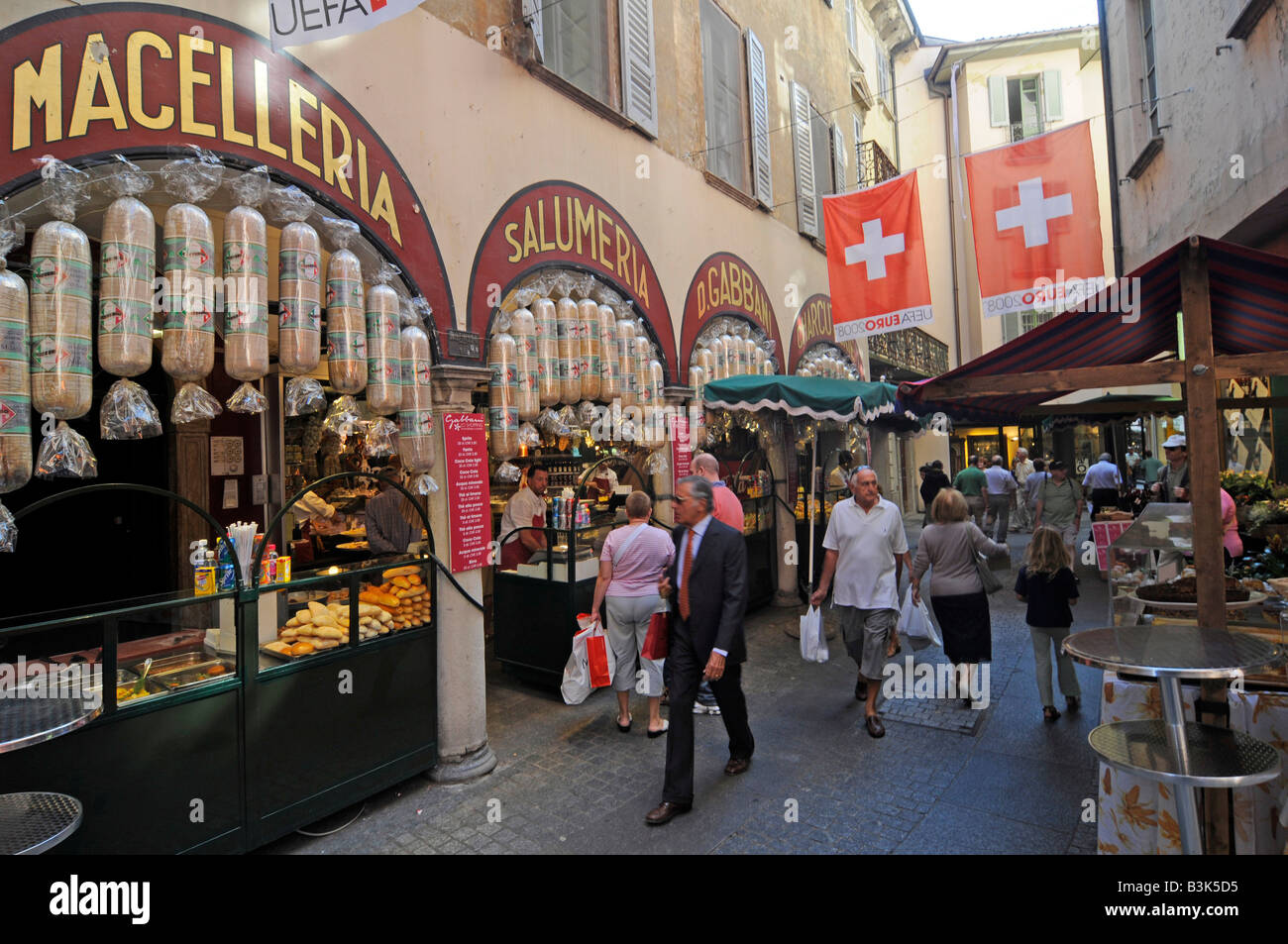 Eine typische Marktstraße in der Einkaufsstraße in Lugano, Schweiz Stockfoto