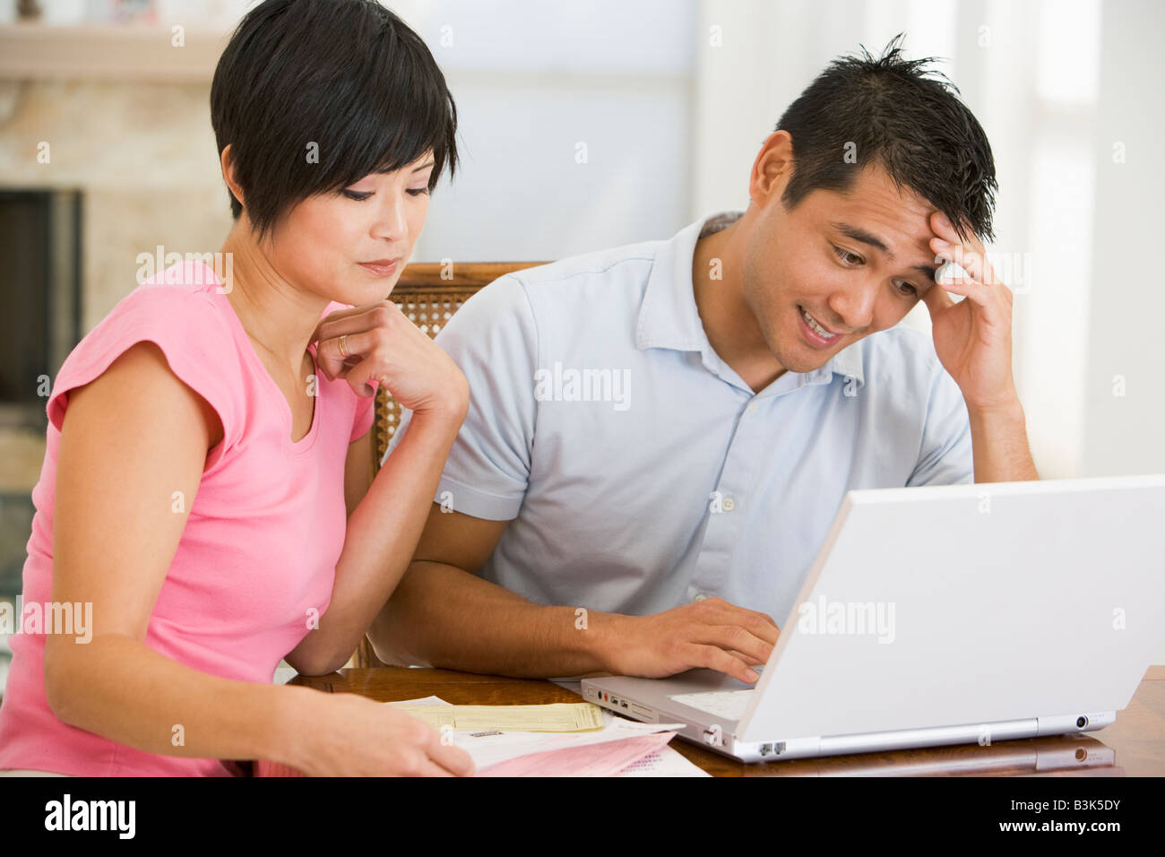Paar im Speisesaal mit Laptop auf der Suche unglücklich Stockfoto