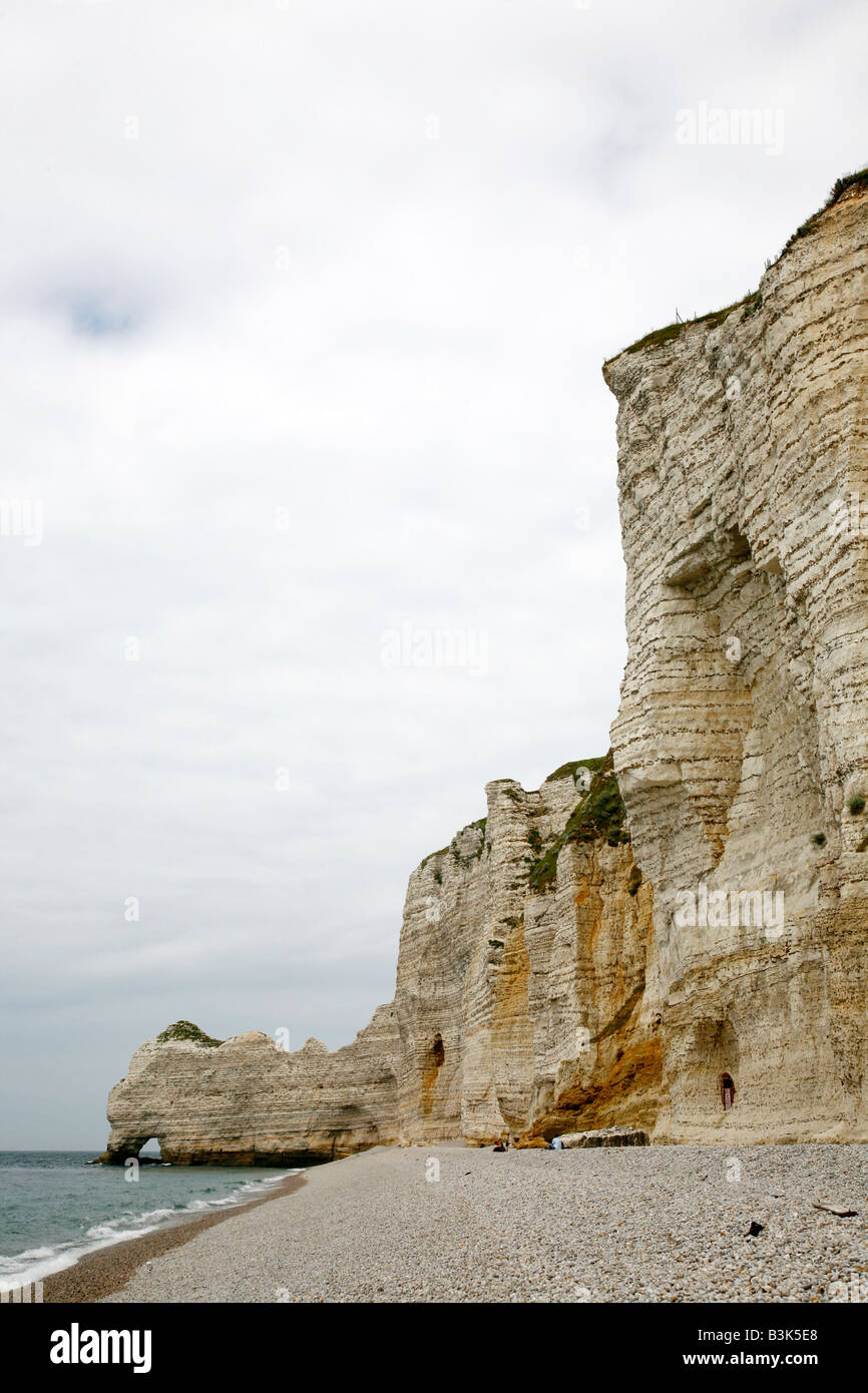 Juli 2008 - der Strand von Etretat mit seinen Klippen auch bekannt als Falaises Normandie Frankreich Stockfoto