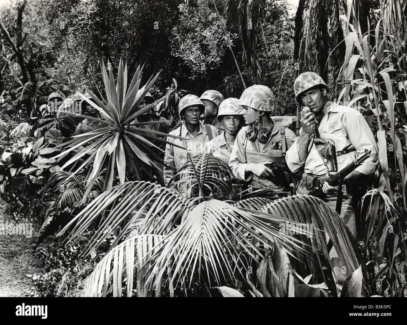 KEINE aber das TAPFERE 1965 Warner Film mit Frank Sinatra, Zentrum und Clint Walkwer auf der rechten Seite Stockfoto