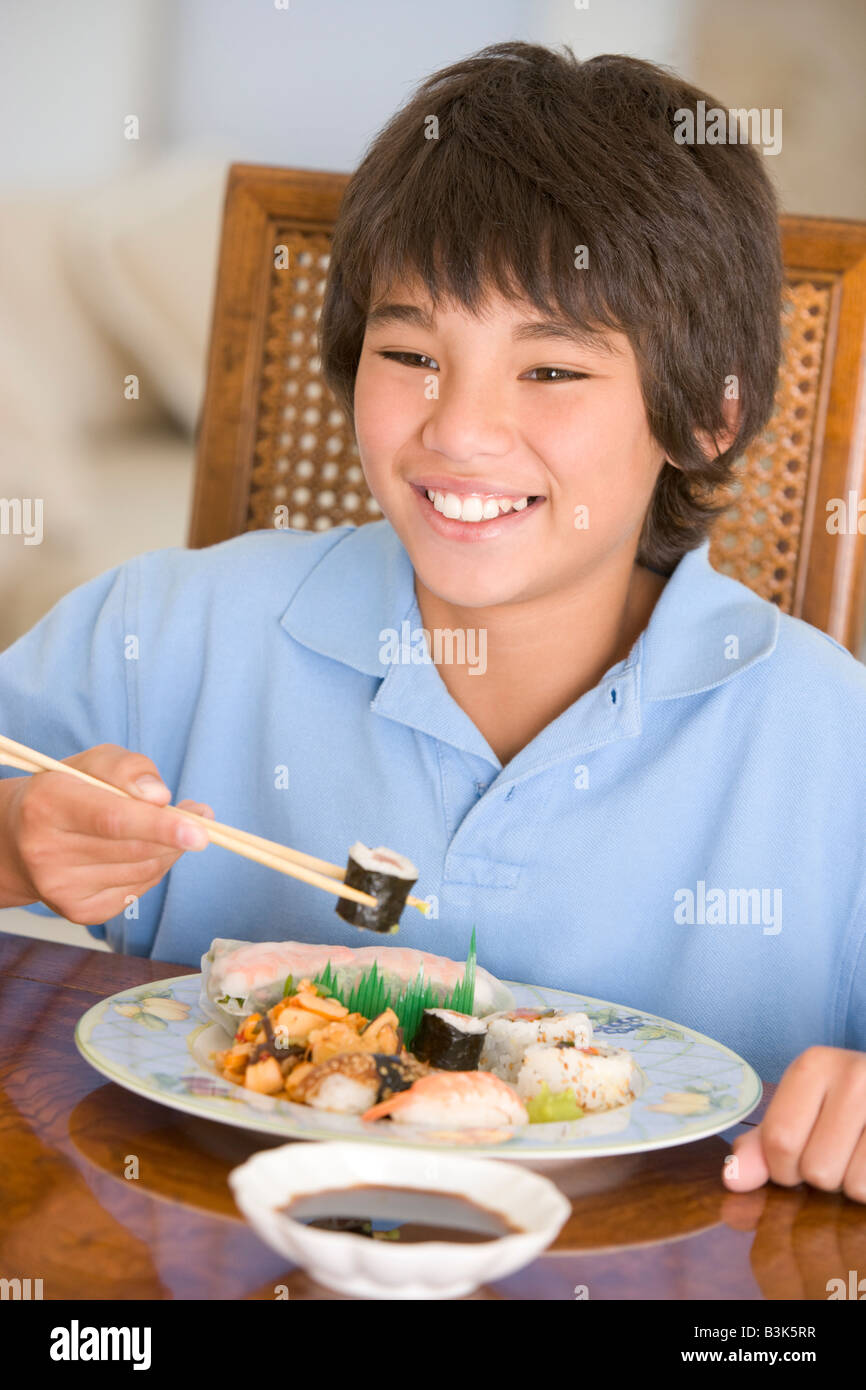 Kleiner Junge im Speisesaal essen, chinesisches Essen Lächeln Stockfoto